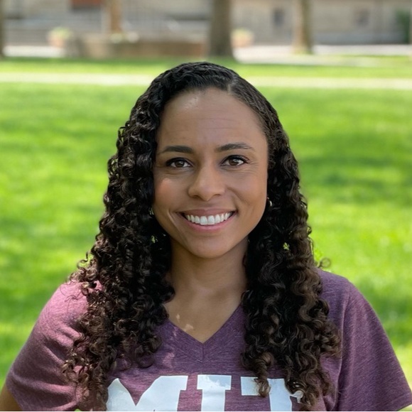 Meet your Posher, Danielle - Picture 2 of 2